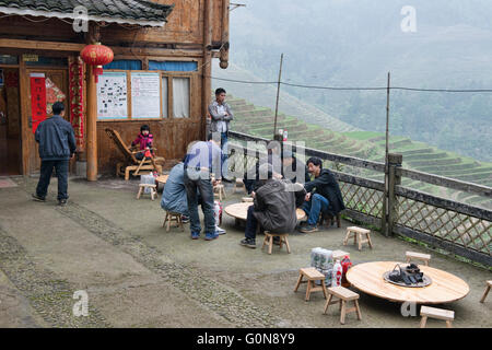 La vie traditionnelle le long des rizières en terrasse de Jinkeng, région autonome du Guangxi, Chine Banque D'Images
