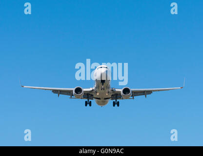 L'atterrissage de l'avion de passagers Jet Banque D'Images