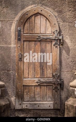 Porte en bois ancienne en pierre mur de château Banque D'Images