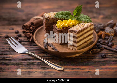 Gâteau au chocolat et au café sur la plaque brune Banque D'Images