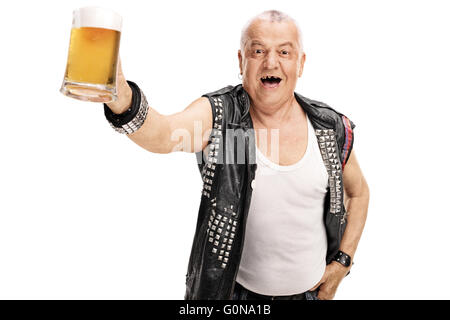 Mature excitée punk tenant une pinte de bière et regardant la caméra isolé sur fond blanc Banque D'Images