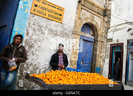 La vie à l'intérieur des murs de la médina d'Essaouira Banque D'Images