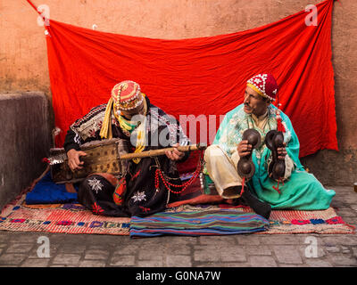 Deux musiciens Gnawa dans les ruelles de la médina de Marrakech Banque D'Images