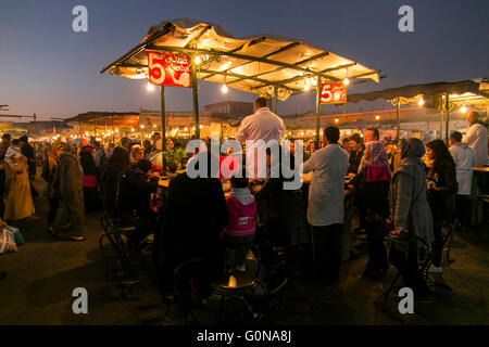 La vie et les gens dans la place Jamaa el Fna de Marrakech Banque D'Images