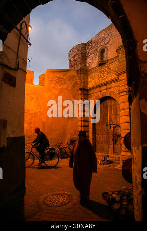 La vie à l'intérieur des murs de la médina d'Essaouira Banque D'Images