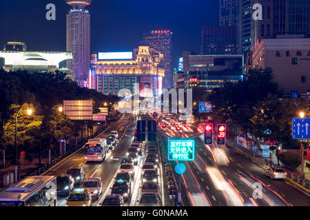 Shanghai, Chine - Oct 4, 2015 : l'heure de pointe au quartier de Puxi près du Parc du Peuple à Shanghai en Chine. Banque D'Images