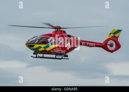 Thames Valley Air Ambulance (G-TVAL) en vol. Banque D'Images