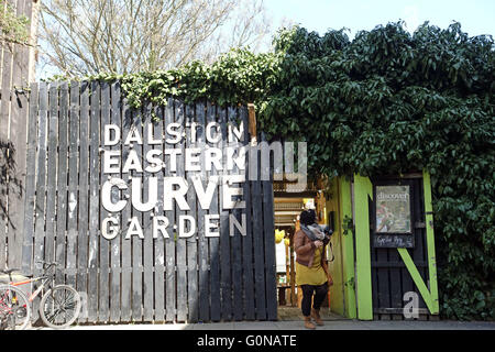 Gentrification à Dalston, East London - Dalston Eastern Curve jardin communautaire Banque D'Images