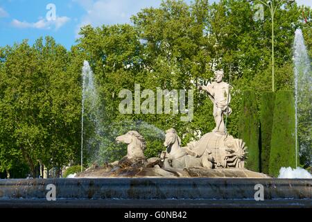 Fontaine de Neptune, place Canovas del Castilo, Madrid, Espagne. Banque D'Images