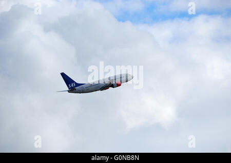 Hammerfest, NORVÈGE - avril 17, 2016 : Avion SAS grimpant de l'aéroport de Tromsø Langnes Banque D'Images