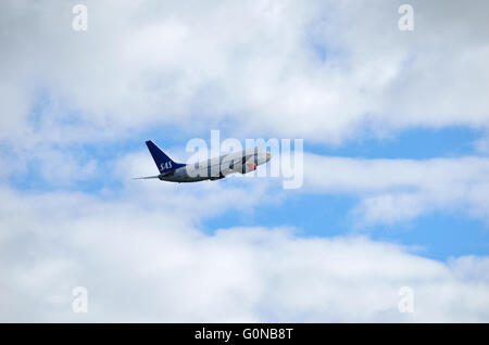 Hammerfest, NORVÈGE - avril 17, 2016 : Avion SAS grimpant de l'aéroport de Tromsø Langnes Banque D'Images