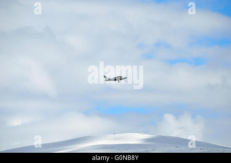Hammerfest, NORVÈGE - avril 17, 2016 : Petite école d'escalade sur l'avion de l'aéroport Langnes ciel bleu Banque D'Images