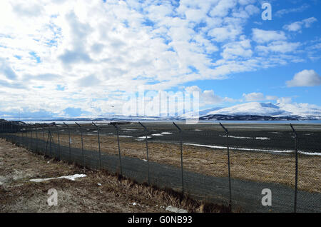 Hammerfest, NORVÈGE - avril 17, 2016 : petite école avion tente d'atterrir sur l'aéroport Langnes Banque D'Images