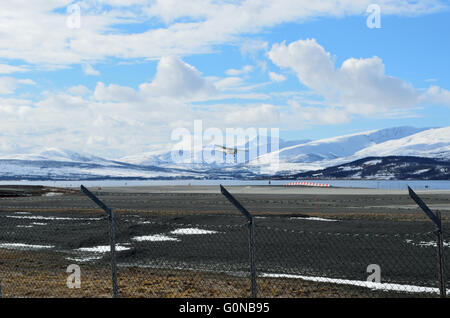 Hammerfest, NORVÈGE - avril 17, 2016 : petite école avion tente d'atterrir sur l'aéroport Langnes Banque D'Images