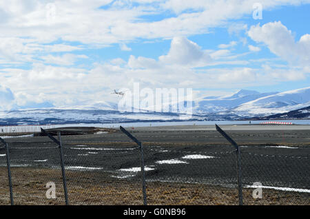 Hammerfest, NORVÈGE - avril 17, 2016 : petite école avion tente d'atterrir sur l'aéroport Langnes Banque D'Images