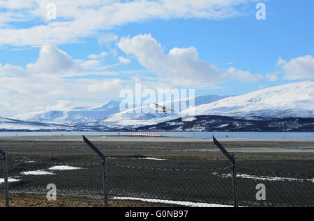 Hammerfest, NORVÈGE - avril 17, 2016 : petite école avion tente d'atterrir sur l'aéroport Langnes Banque D'Images