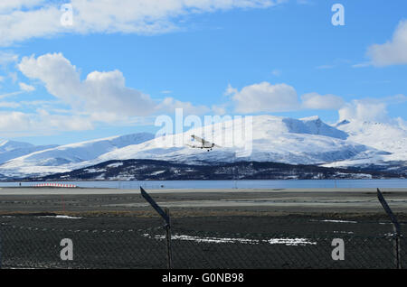 Hammerfest, NORVÈGE - avril 17, 2016 : petite école avion tente d'atterrir sur l'aéroport Langnes Banque D'Images