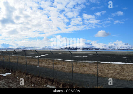 Hammerfest, NORVÈGE - avril 17, 2016 : l'aéroport de Tromsø langnes avec piste. L'aéroport a ouvert ses portes le 14 septembre 1964 Banque D'Images