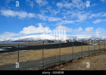 Hammerfest, NORVÈGE - avril 17, 2016 : l'aéroport de Tromsø langnes avec piste. L'aéroport a ouvert ses portes le 14 septembre 1964 Banque D'Images