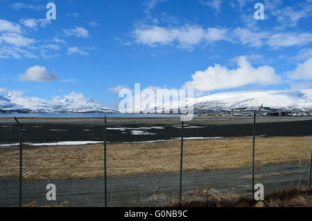 Hammerfest, NORVÈGE - avril 17, 2016 : l'aéroport de Tromsø langnes avec piste. L'aéroport a ouvert ses portes le 14 septembre 1964 Banque D'Images