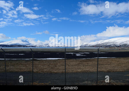 Hammerfest, NORVÈGE - avril 17, 2016 : l'aéroport de Tromsø langnes avec piste. L'aéroport a ouvert ses portes le 14 septembre 1964 Banque D'Images