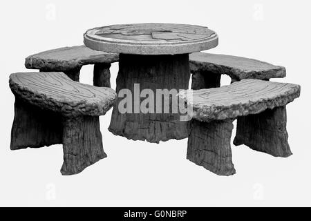 Vieille table et chaise en bois par regard concret comme isolé sur fond blanc. Banque D'Images