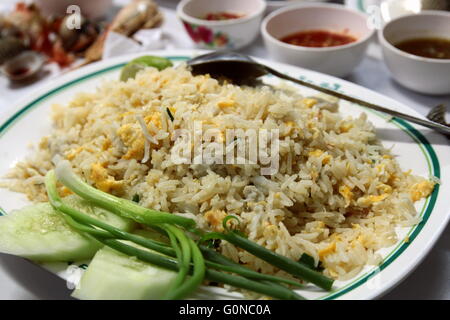 Riz frit à l'oeuf, une cuisine Chinoise avec oignon de printemps et faites glisser de concombre Banque D'Images