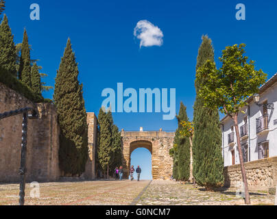 Antequera, la province de Malaga, Andalousie, Espagne du sud. Arco de los Gigantes (Arch des Géants) vu de l'intérieur de l'Alcazaba Banque D'Images