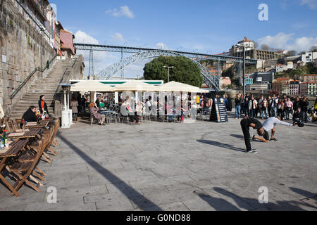 Ville de Porto au Portugal, la place Ribeira, café en plein air, tables de restaurant, les gens, les touristes à regarder les danseurs, UNESCO World Heri Banque D'Images