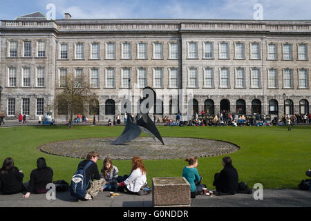 Les élèves boursiers au Square, la sculpture moderne en face de l'ancienne Bibliothèque, Trinity College, Dublin, Irlande (Eire), Europe Banque D'Images
