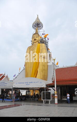 Grand Bouddha, temple Wat Intharawihan Bangkok en Thaïlande. Banque D'Images