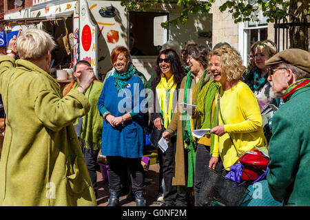 Un Chœur Local chanter des hymnes à la High Street, Lewes, dans le Sussex, UK Banque D'Images