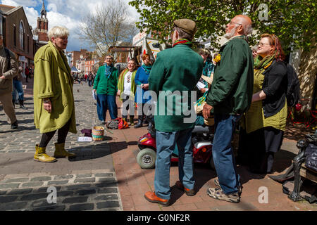 Un Chœur Local chanter des hymnes à la High Street, Lewes, dans le Sussex, UK Banque D'Images