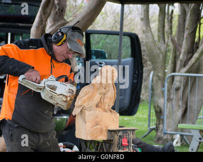 Un homme sculpte sculptures en bois à l'aide d'une scie Banque D'Images