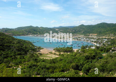 Beau paysage panoramique du Vietnam beach, Vinh Hy bay, Ninh Thuan, groupe d'ancre de bateau de pêche au village Banque D'Images