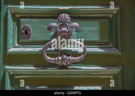 Une porte en bois avec serrure et bouton Banque D'Images