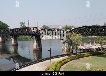 Pont sur la rivière Kwai, Kanchanaburi, Thaïlande. Banque D'Images