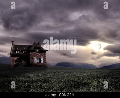 Halloween apocalyptique paysage avec maison ancienne Banque D'Images
