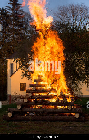 Nuit de Walpurgis, la religion festival Chrétien, la combustion du bois de feu, brûler les sorcières sur jeu traditionnel avec d'immenses flammes Banque D'Images