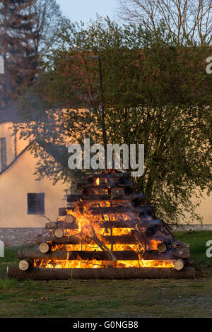 Nuit de Walpurgis, la religion festival Chrétien, la combustion du bois de feu, brûler les sorcières sur jeu traditionnel avec d'immenses flammes Banque D'Images