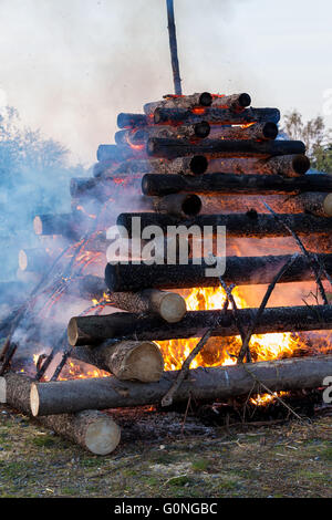 Nuit de Walpurgis, la religion festival Chrétien, la combustion du bois de feu, brûler les sorcières sur jeu traditionnel avec d'immenses flammes Banque D'Images