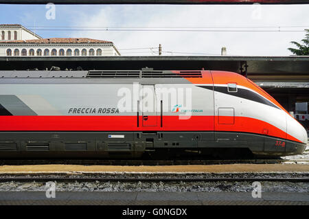 Les trains à grande vitesse de Trenitalia (Italo, Frecciarossa et Frecciabianca) à la gare de Venise Sainte-lucie Banque D'Images