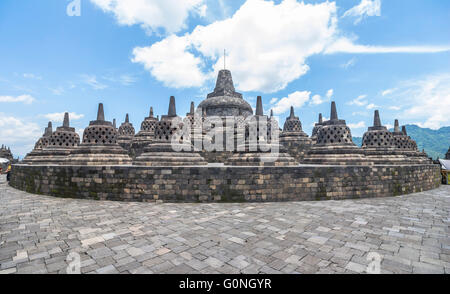 Vue sur stupas à Borobudur temple Banque D'Images