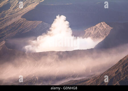 Nuages sur le Mont Bromo en Indonésie paysage Banque D'Images