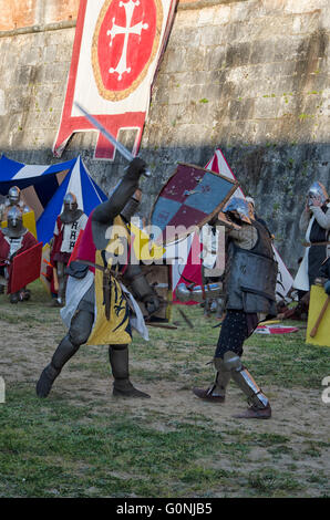 Épée combat entre chevaliers en foire médiévale Banque D'Images