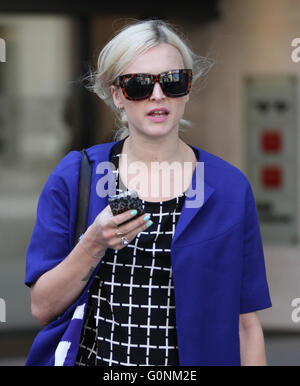 Londres, Royaume-Uni, 30 septembre 2013. Un présentateur de radio BBC Fearne Cotton vu quitter les studios de la BBC à Londres Banque D'Images