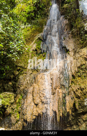 Cascade sur l'île de Java en Indonésie Banque D'Images