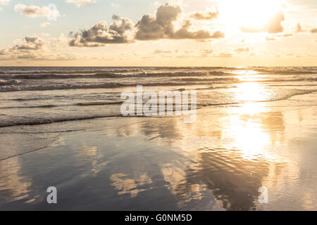 Coucher du soleil sur la plage de Kuta Banque D'Images