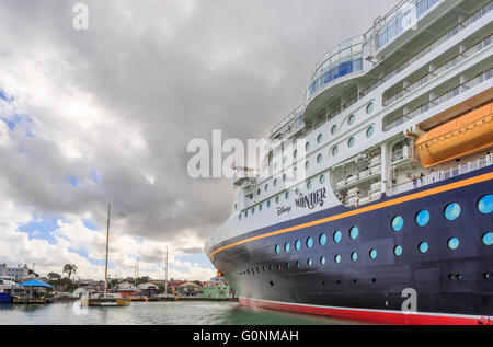 "Navire de croisière Disney Wonder' amarré à St John's, la capitale, dans le nord d'Antigua-et-Barbuda, Antilles sur un jour nuageux Banque D'Images