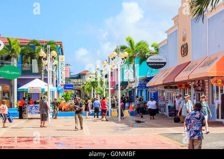 Les boutiques hors taxes dans la zone portuaire de Saint John's, la capitale, dans le nord d'Antigua-et-Barbuda, Antilles avec ciel bleu Banque D'Images